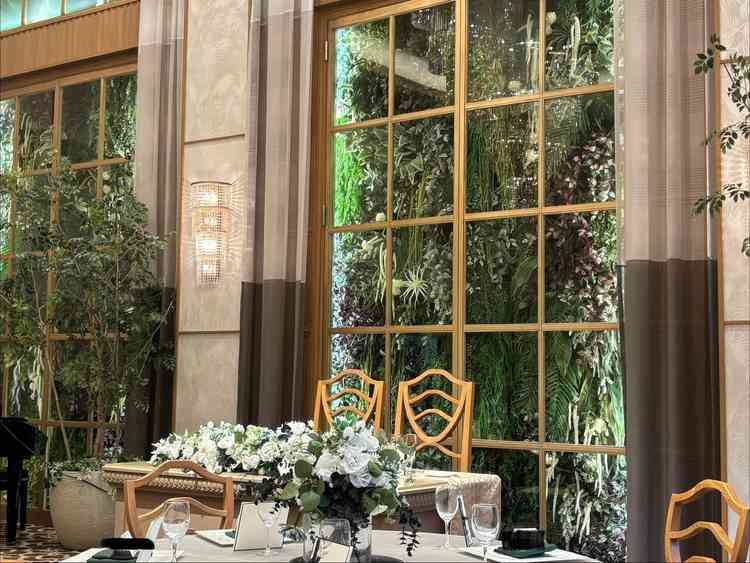 披露宴会場。壁一面の植物が素敵でした。