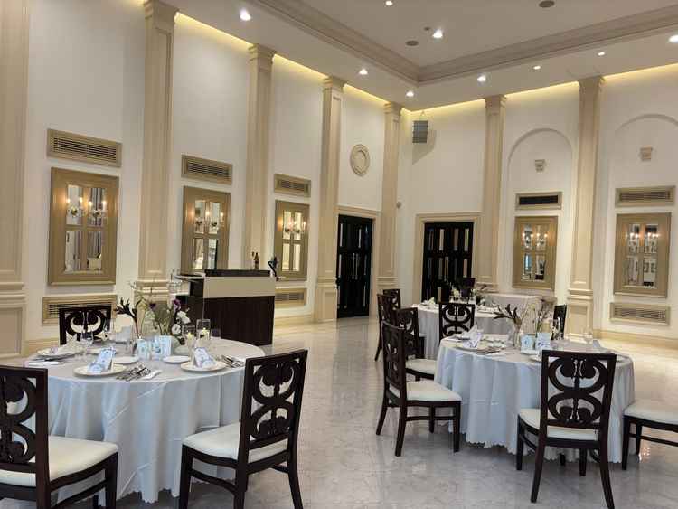 新郎新婦の席から見た風景。壁が白くお花の色の決め方次第でかなり雰囲気が変わるそうです。