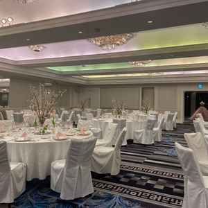 ご提案いただいた披露宴会場の１つ。白いお部屋にシャンデリアが沢山あるため、非常に明るいお部屋でした。