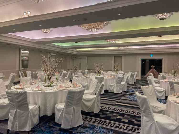 ご提案いただいた披露宴会場の１つ。白いお部屋にシャンデリアが沢山あるため、非常に明るいお部屋でした。