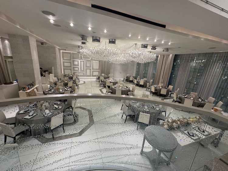 披露宴会場の小さい階段から登場する時の階段からのシーン