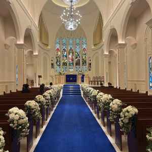 青を基調としたバージンロードが印象的でした。