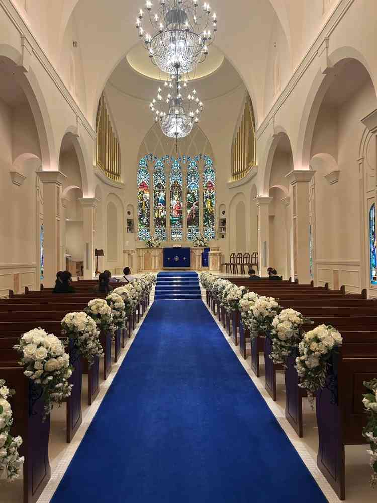 青を基調としたバージンロードが印象的でした。