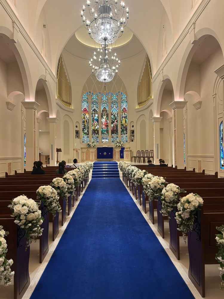 青を基調としたバージンロードが印象的でした。