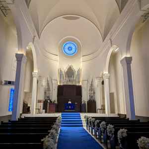 チャペルは天井が高く広々とした空間でした。入口方向の壁にはプロジェクターも投影できます。