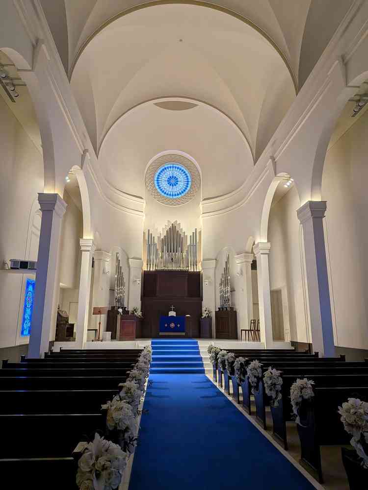 チャペルは天井が高く広々とした空間でした。入口方向の壁にはプロジェクターも投影できます。