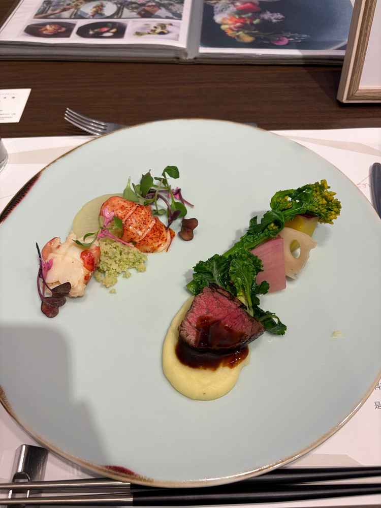 フェアでいただいた食事です。お箸で食べれるメニューがあることがとてもポイント高かったです。