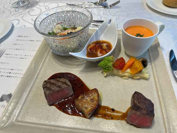 いただいた試食。この他にデザートもあります。