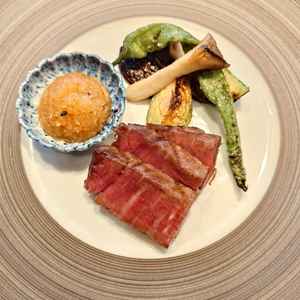 お料理の写真。お肉料理。こちらもおいしかったです。