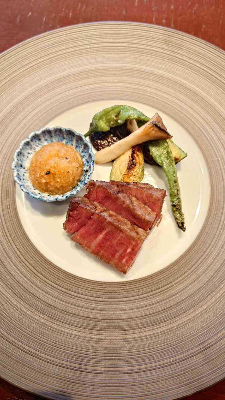 お料理の写真。お肉料理。こちらもおいしかったです。