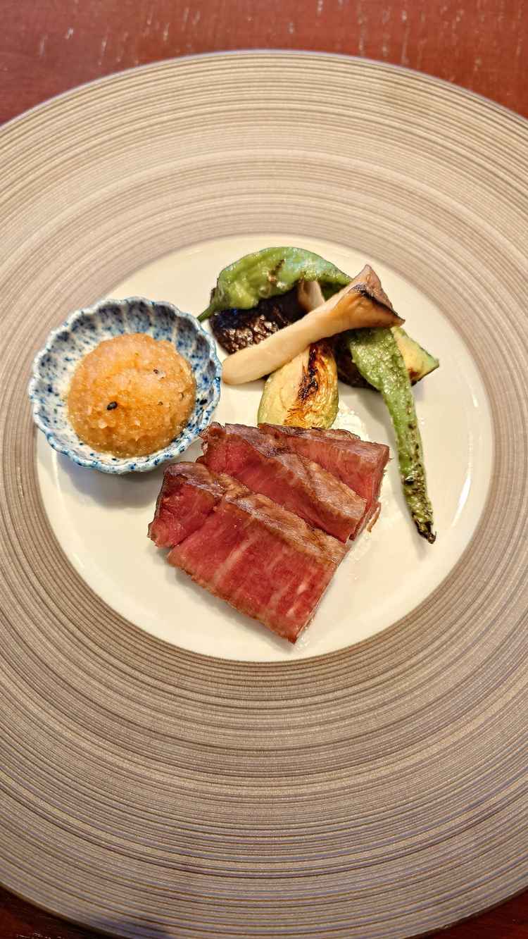 お料理の写真。お肉料理。こちらもおいしかったです。