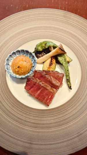 お料理の写真。お肉料理。こちらもおいしかったです。