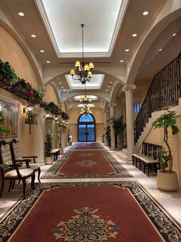 内装が格式を感じるチャペル。