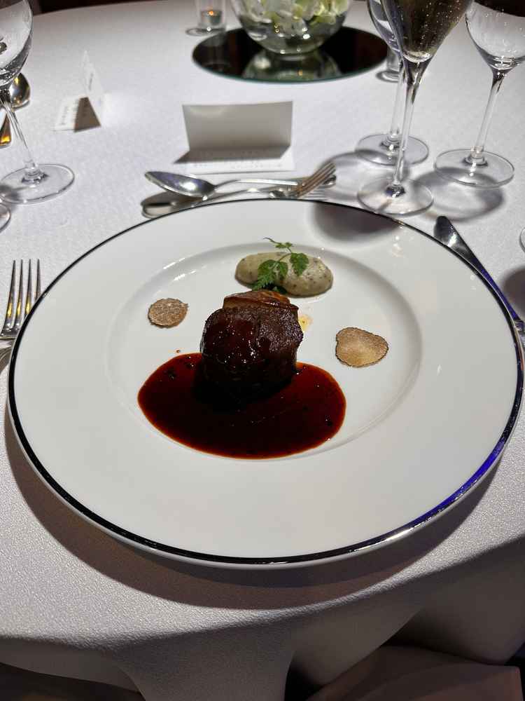 試食のお肉の一皿。グランドハイアットさんのレベルをまじまじと体験させていただきました。
