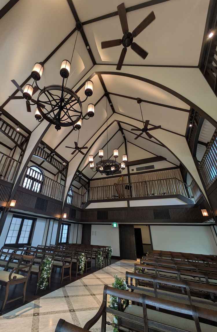 挙式会場の天井高がとても高くて開放的でした。