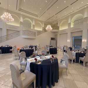 披露宴会場は、全体的に白く自分で雰囲気をコーディネートしやすいと思いました。