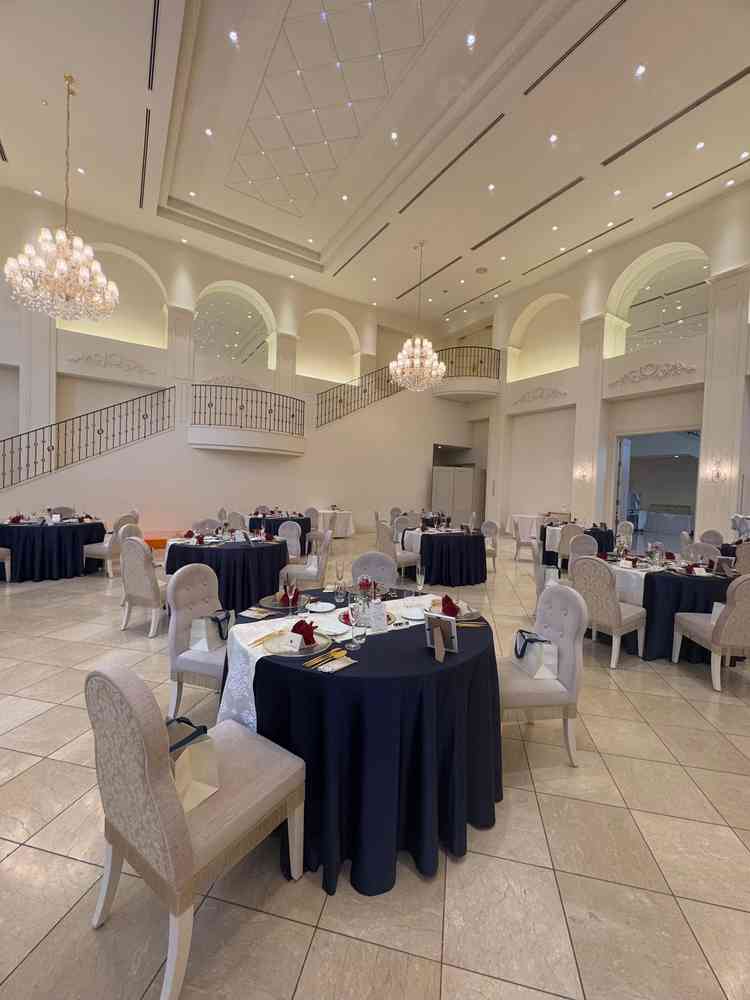 披露宴会場は、全体的に白く自分で雰囲気をコーディネートしやすいと思いました。