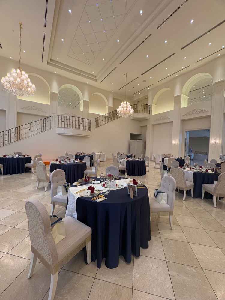 披露宴会場は、全体的に白く自分で雰囲気をコーディネートしやすいと思いました。