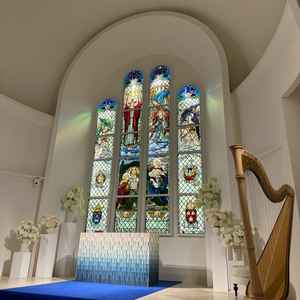 ステンドグラスとロイヤルブルーの絨毯が特徴のチャペル！美しくて入った瞬間感動した！