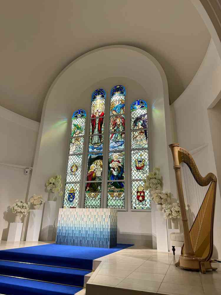 ステンドグラスとロイヤルブルーの絨毯が特徴のチャペル！美しくて入った瞬間感動した！