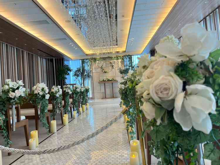 自然光を全面に採り入れた挙式会場は、写真で見るよりも綺麗でした。天井のガラスがキラキラし素敵でした。