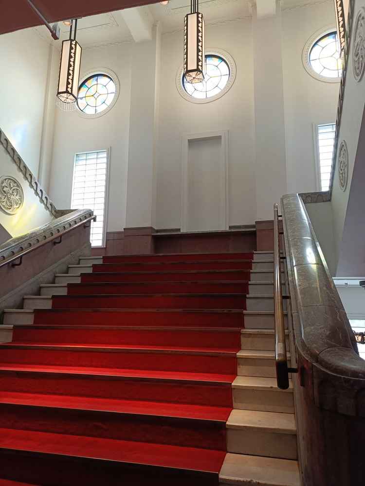 ステンドグラスもあるクラシカルな赤絨毯の階段は洋装だけでなく、和装も映えるように感じます