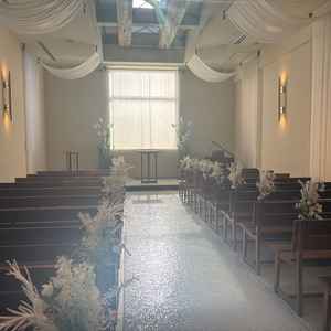 チャペルは日の光が差し込み、非常に明るい印象。バージンロードも特徴的で、よりドレスも映えると思う。