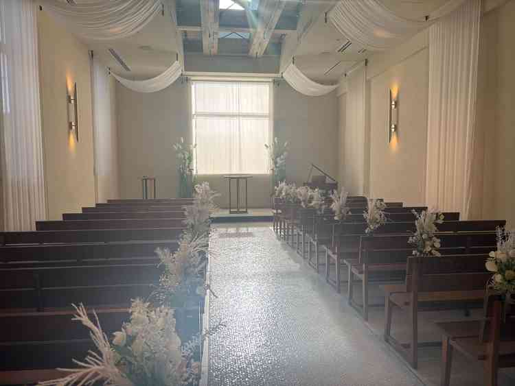 チャペルは日の光が差し込み、非常に明るい印象。バージンロードも特徴的で、よりドレスも映えると思う。