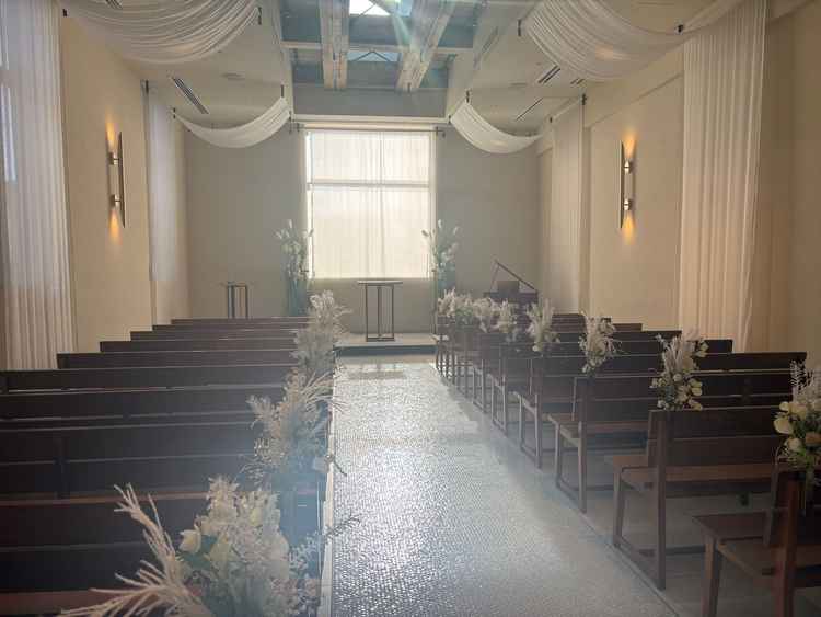 チャペルは日の光が差し込み、非常に明るい印象。バージンロードも特徴的で、よりドレスも映えると思う。