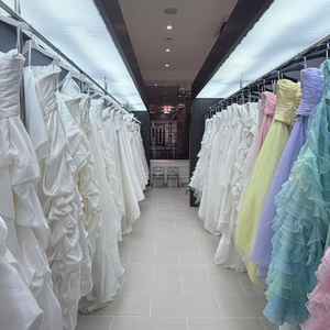 ドレス数が多く、さまざまな色のドレスがありました。