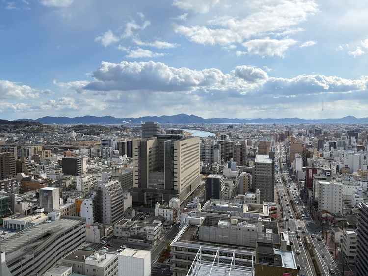 チャペルから見えた外の景色(ある程度雲があっても明るかったが、非日常感は薄め)