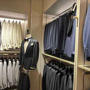 タキシードのほんの一部です。自社ブランドで、サイズや色味の違う衣装や、小物がずらりと並んでいました。