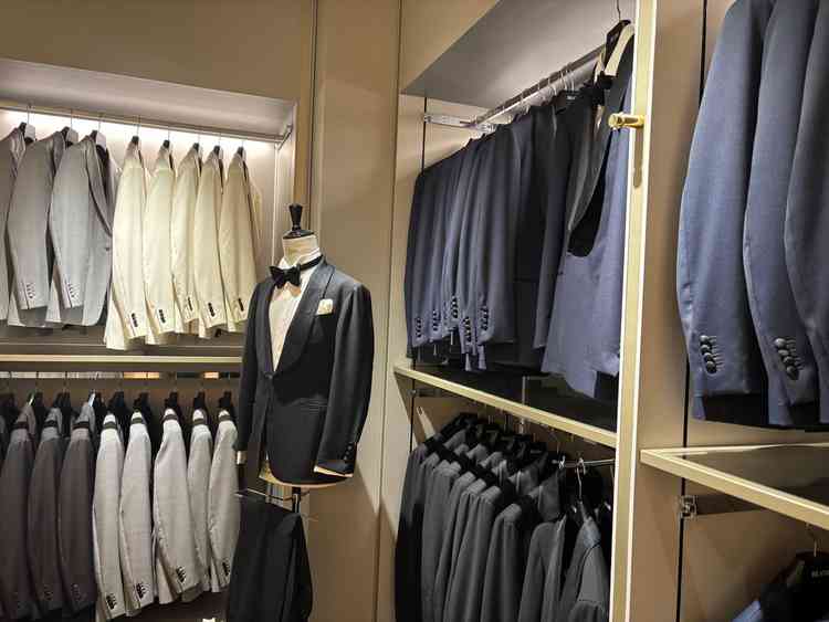 タキシードのほんの一部です。自社ブランドで、サイズや色味の違う衣装や、小物がずらりと並んでいました。