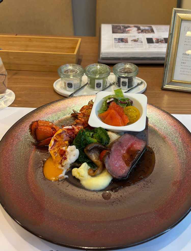 和フレンチの料理はどれも盛り付けが綺麗で美味しかった。好みの塩で味を変えられる点も良いと思った。