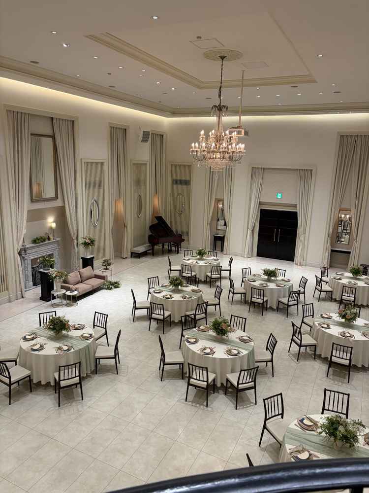 披露宴会場。大階段もあり、広さは十分。ガーデンと繋がっている点も良いと思った。