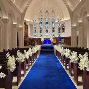 チャペルの中。青いバージンロードがとてもきれい。