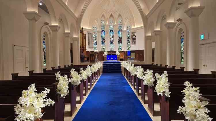 チャペルの中。青いバージンロードがとてもきれい。