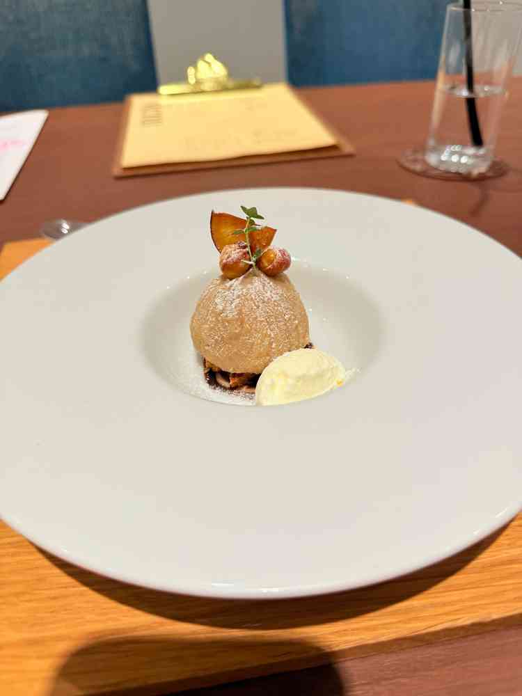 モンブラン、チーズケーキ。オレンジのドライフルーツが入っていた。甘すぎず食べやすかった。