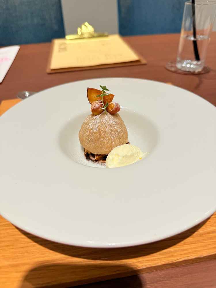 モンブラン、チーズケーキ。オレンジのドライフルーツが入っていた。甘すぎず食べやすかった。