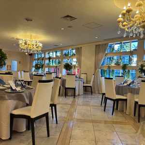 白を基調とした披露宴会場。ゲストと一体感がある空間。