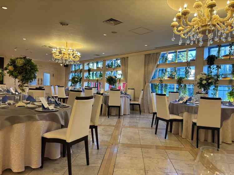 白を基調とした披露宴会場。ゲストと一体感がある空間。