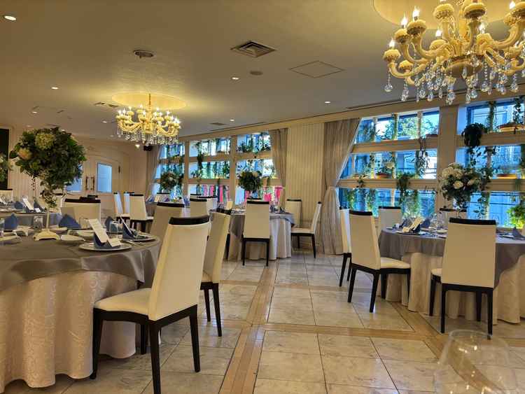 白を基調とした披露宴会場。ゲストと一体感がある空間。