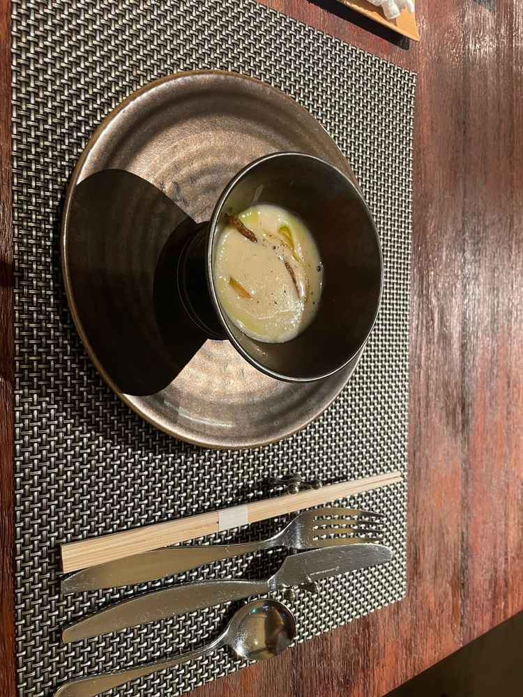 試食のスープです。和のテイストが入っている感じがあり、年配のゲストも食べやすい料理と感じました。