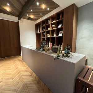 ウェルカムスペースのカウンター。ドリンクだけでなく、食べ物も振る舞うことが可能。