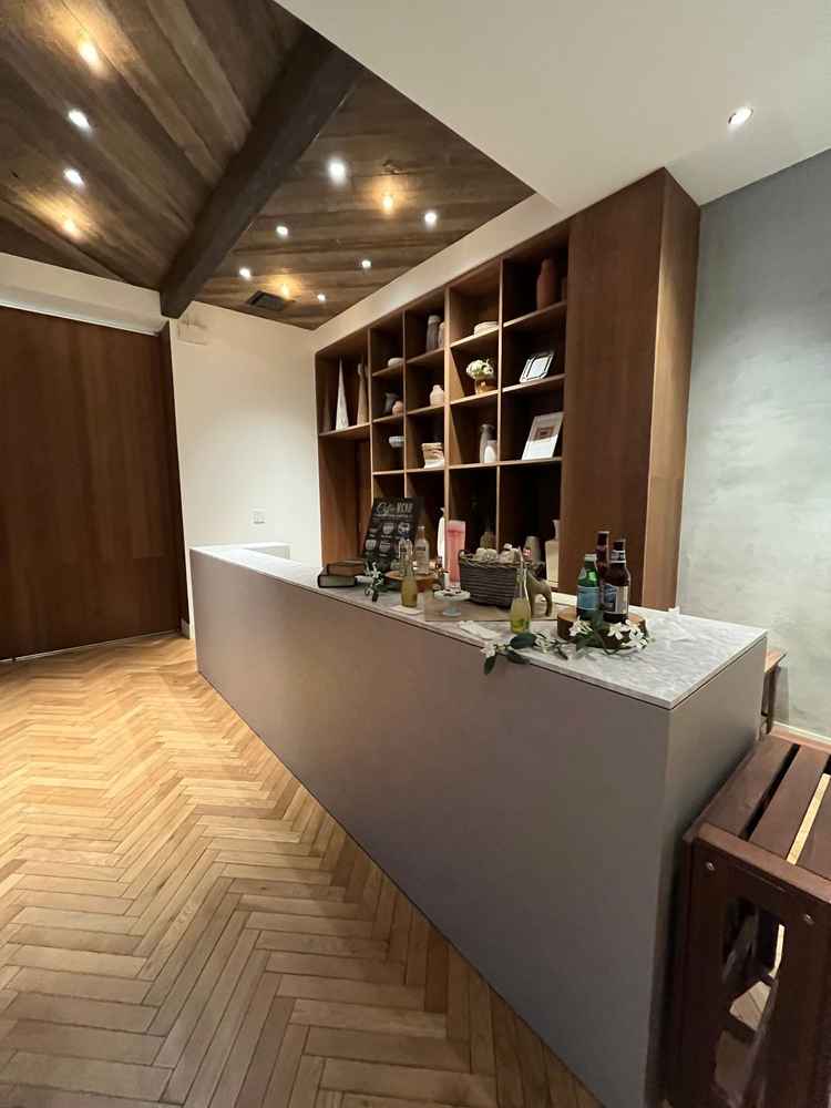 ウェルカムスペースのカウンター。ドリンクだけでなく、食べ物も振る舞うことが可能。