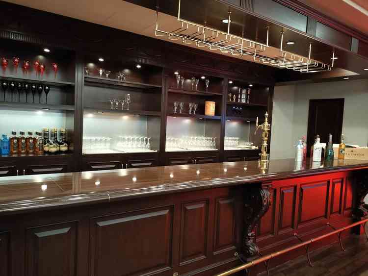 ミューズバーのバーカウンターには、ドリンク（お酒含む）の持ち込みが可能とのこと