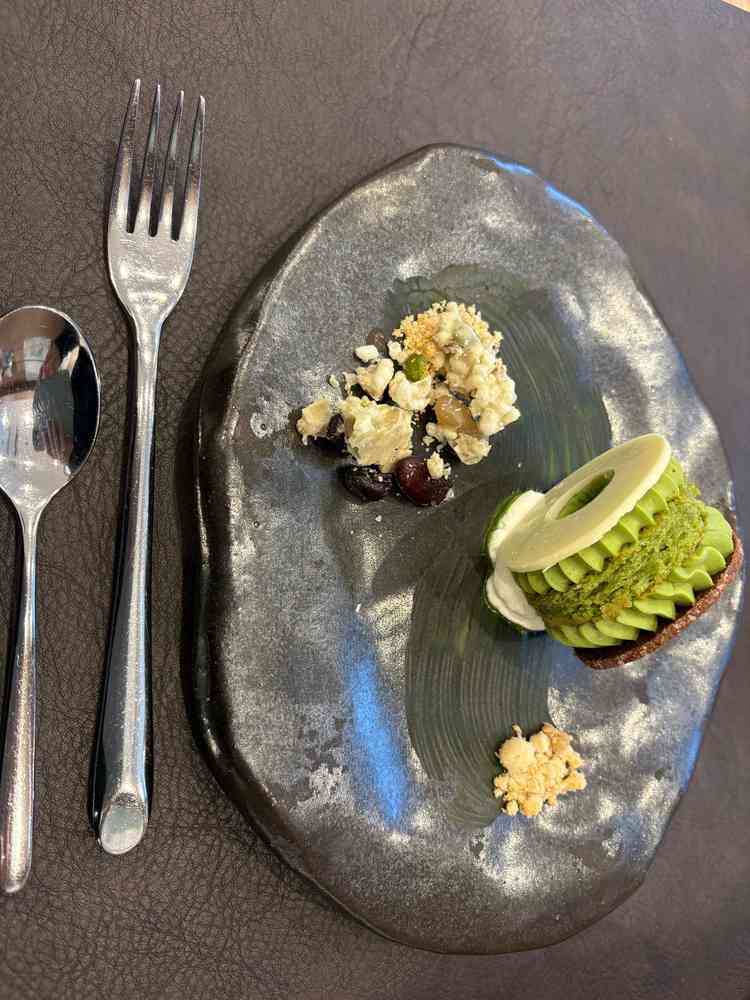 試食会のデザートです。縁という縁起のいい名前のデザートで、見た目も味も文句なしでした。