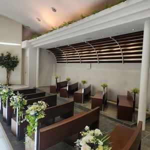 緑や木の温かみのあるチャペルで自然の中にいるみたいでした。