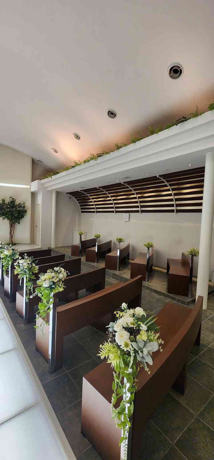 緑や木の温かみのあるチャペルで自然の中にいるみたいでした。