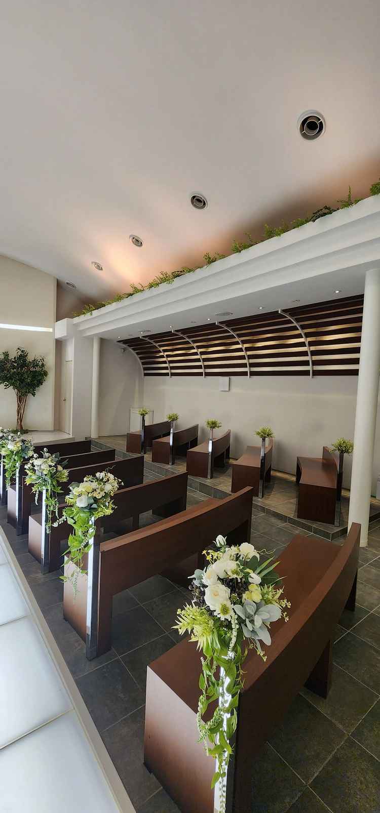 緑や木の温かみのあるチャペルで自然の中にいるみたいでした。